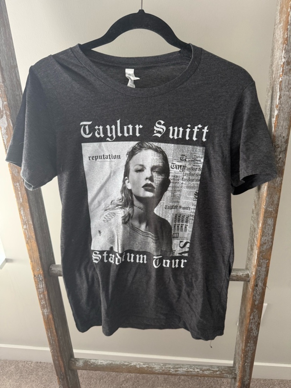 Taylor Swift Black 'Reputation' Stadium Tour Graphic Tee never worn